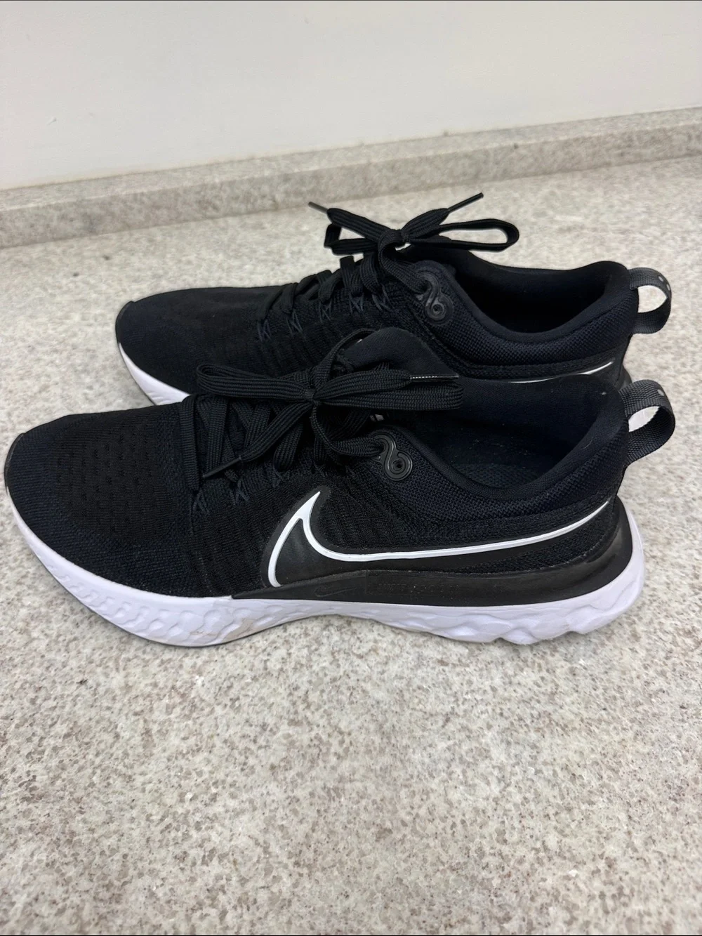 Nike Men's Black and White Athletic Running Shoes